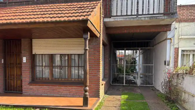 La pronta intervención de los bomberos permitió controlar el foco ígneo y evitar consecuencias mayores.