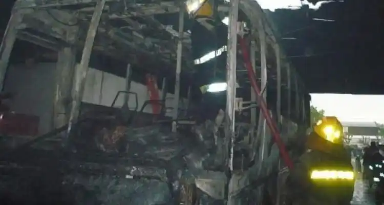 Investigan el incendio en una empresa de transporte
