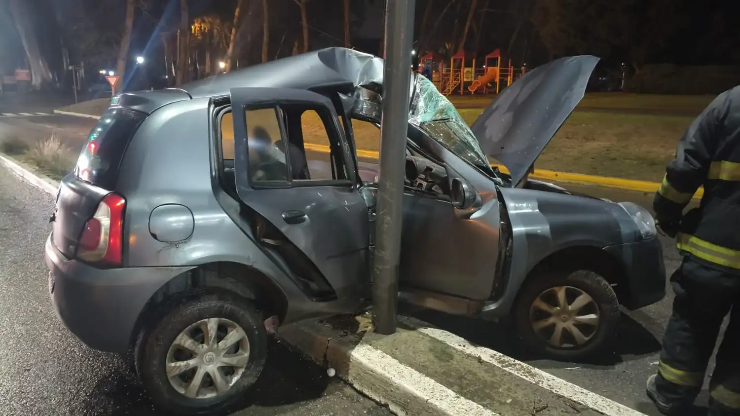 Perdió el control de su auto y chocó contra un poste de alumbrado en Saavedra Lamas