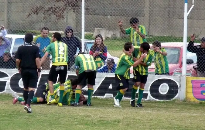 Sarmiento hundió a Deportivo y alcanzó la punta