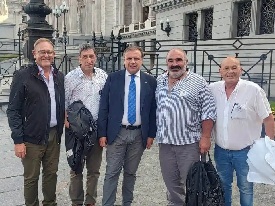 Gustavo Fernández junto al diputado nacional Juan Brügge, y a exsoldados bahienses