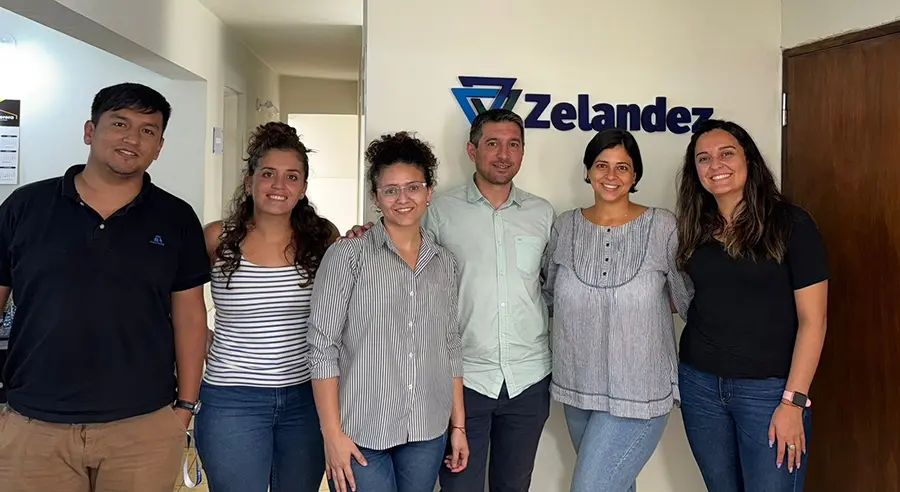 Equipo de trabajo. Fernando Lourenco junto al personal de la empresa