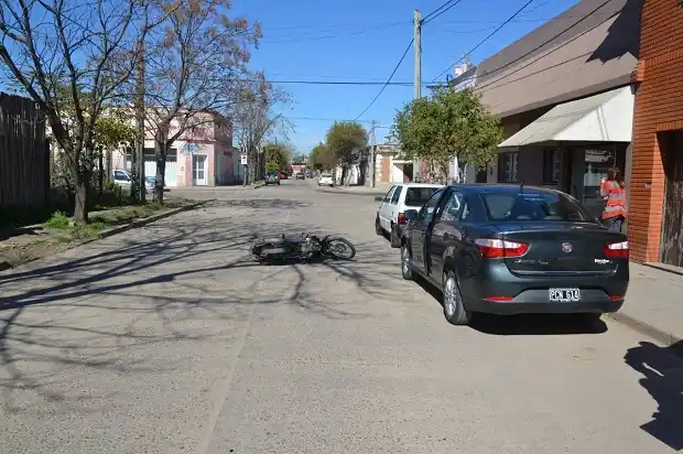 Una madre y su hijo chocaron con la puerta de un auto