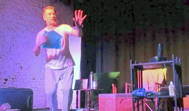 Encuentros y desencuentros en la obra teatral ¿Estás ahí?