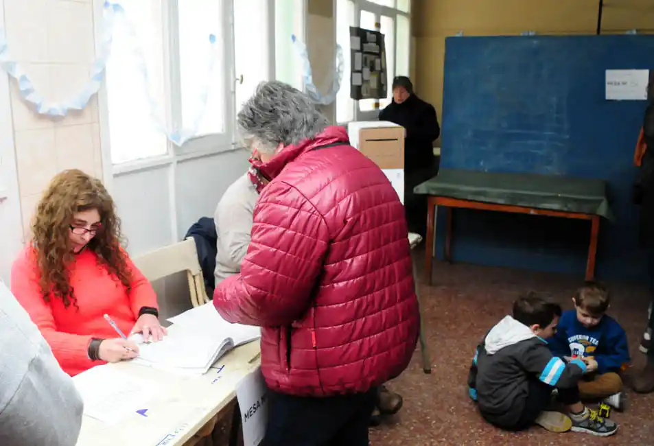 ¿Los sobres deben cerrarse delante de las autoridades de mesa?
