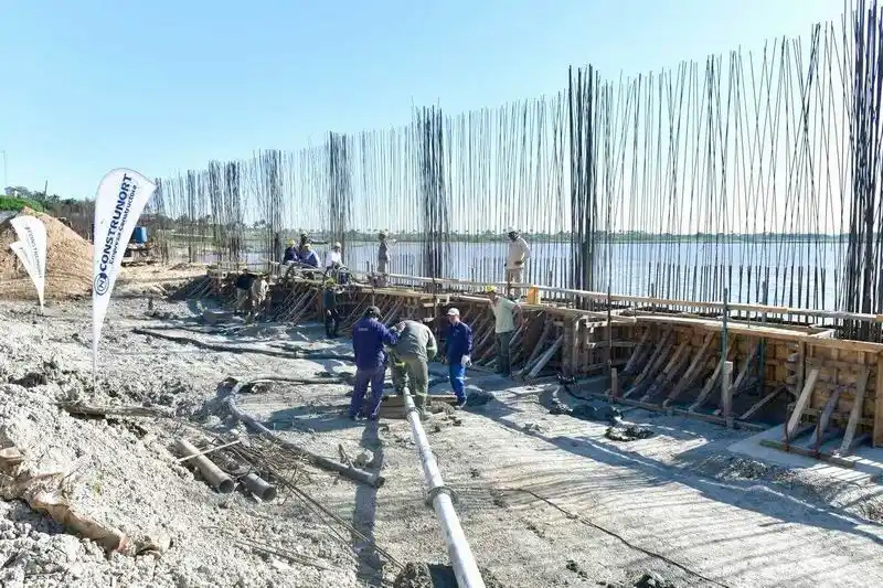 La construcción del muro de contención
de costas superó el 50% de avance