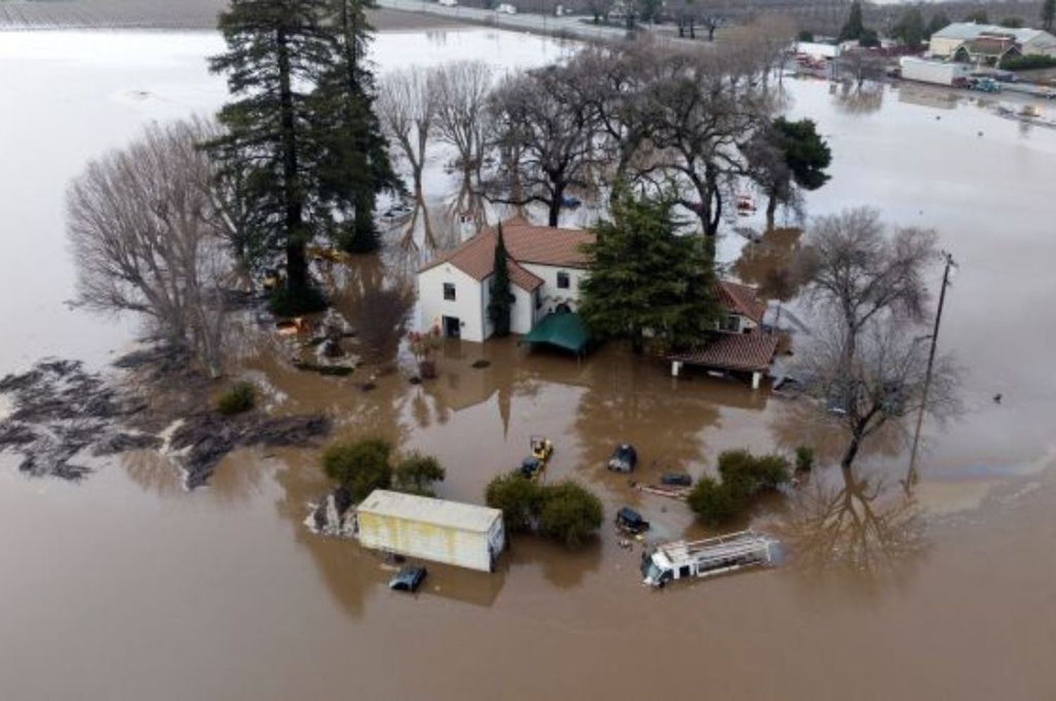 Tras una fuerte tormenta en California, evacúan la localidad donde reside el príncipe Harry y otras celebridades