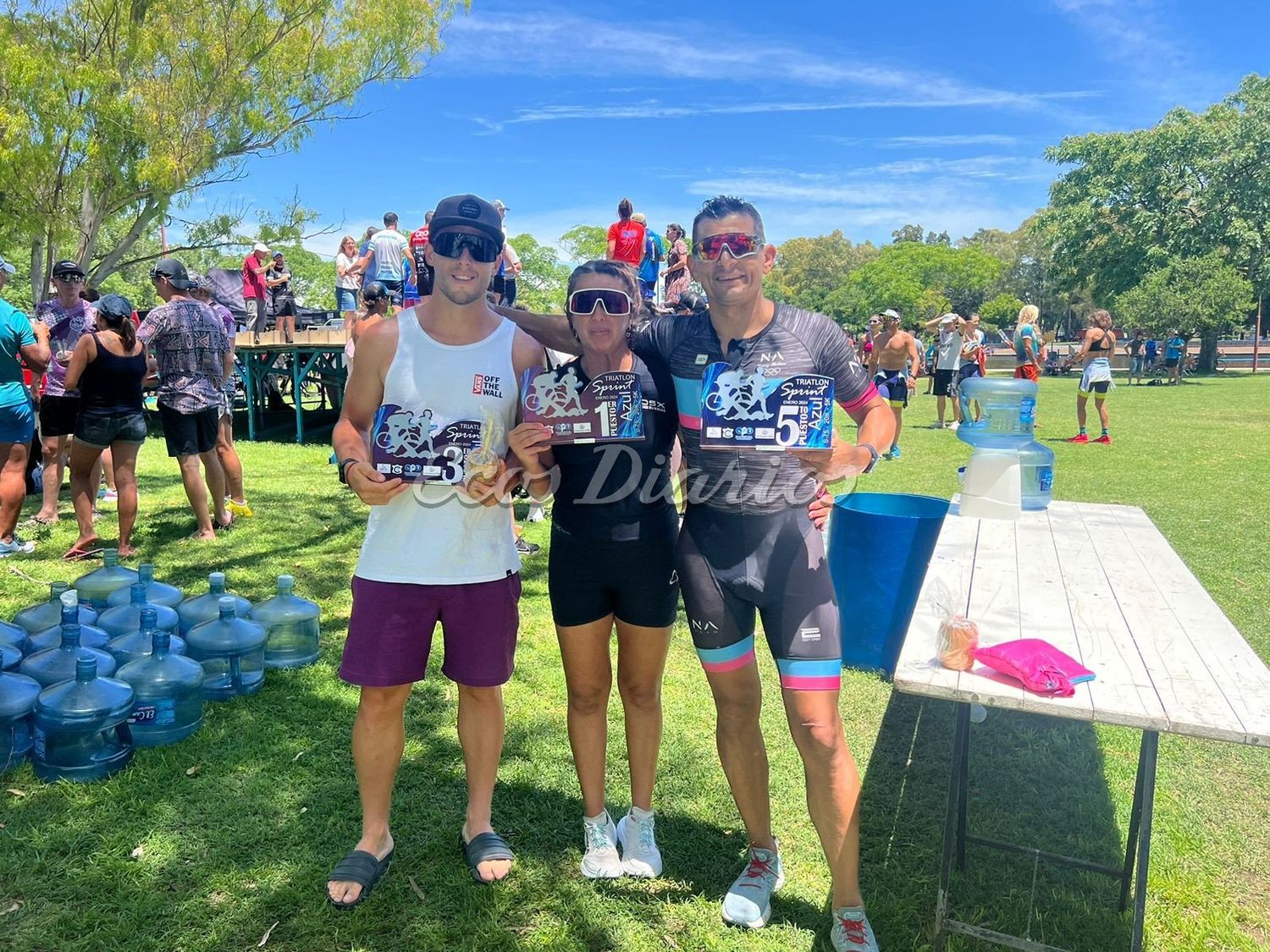 Lucas Cossio, Ana Recio y Gastón Staltari, con sus premios