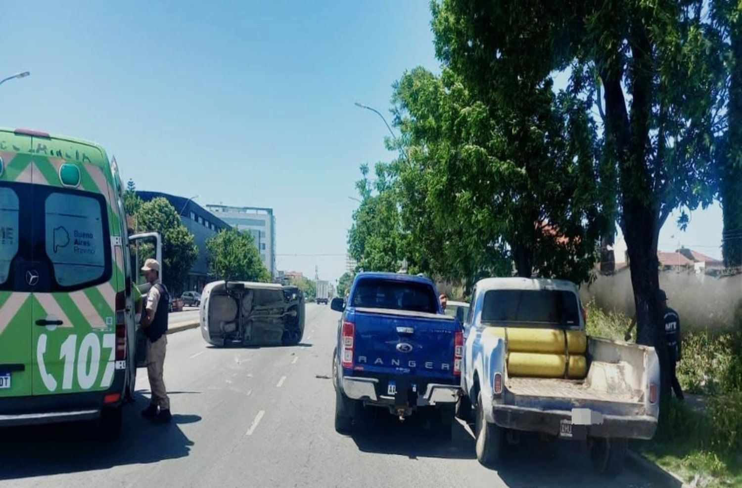De película: choque en Juan B. Justo terminó con un auto volcado