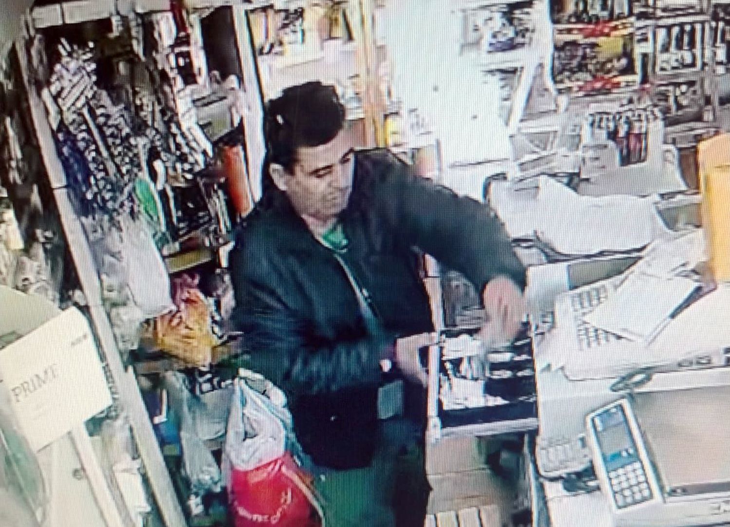 "Supuesto cliente" en el momento que roba dinero de la caja