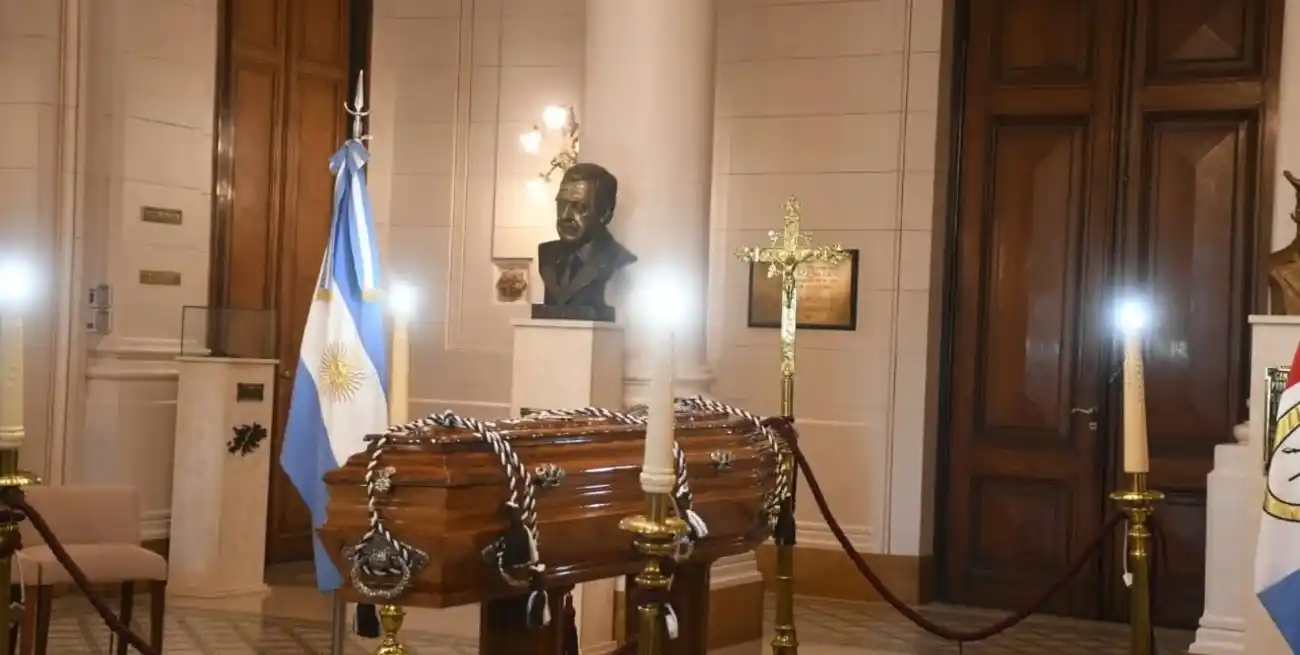 El último adiós a la Locomotora en la Legislatura de Santa Fe. Foto: Manuel Fabatía