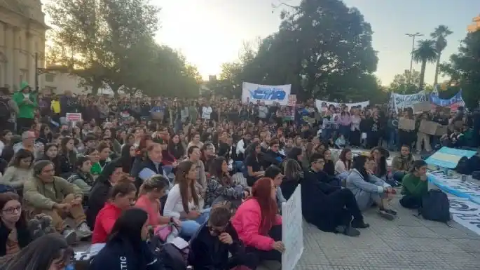 Los vecinos y organizaciones vuelven a concentrar en la Plaza 25 de Mayo. Foto: La Razón de Chivilcoy.