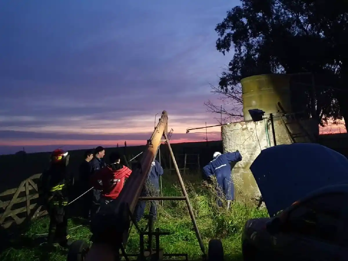 Santa Fe: bomberos rescataron a un perro de un pozo de 15 metros