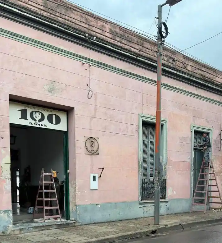 Arreglos en el frente de la institución-