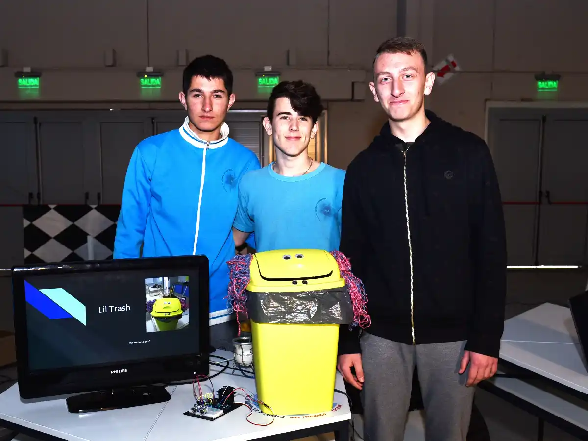 Alumnos de la Proa crearon un basurero inteligente