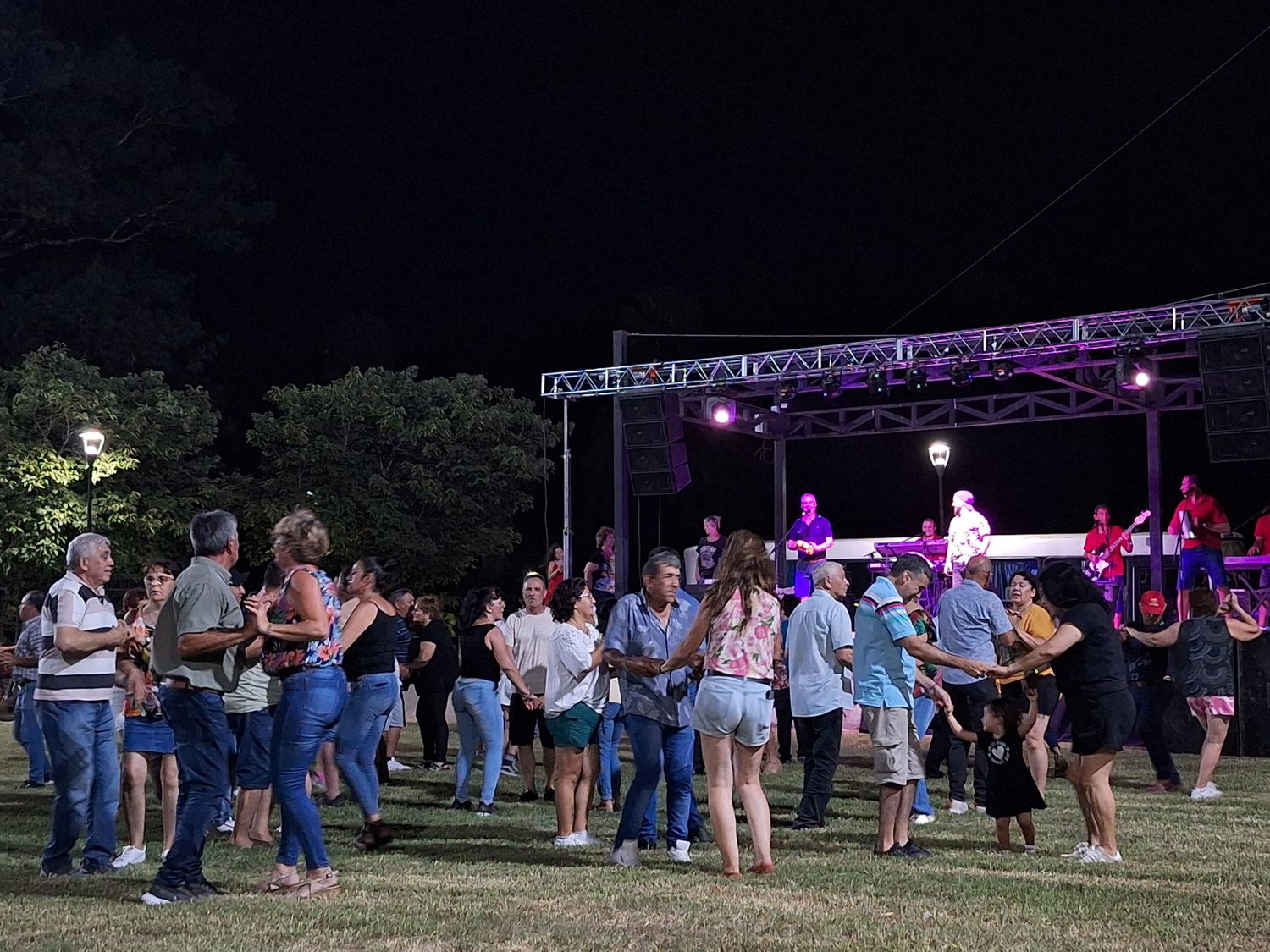 La localidad de El Tío vivió una jornada de precarnaval en el Parque Urbano