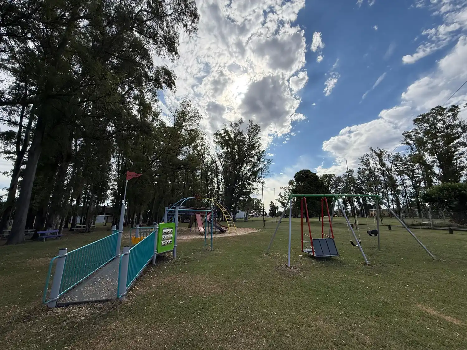 Juegos inclusivos ya instalados en las plazas.