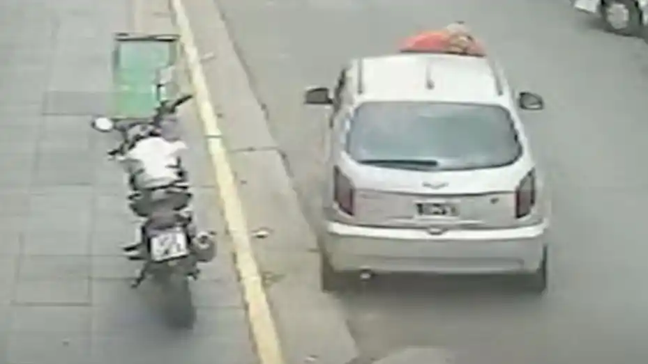 Día de furia: discutió y lo arrastró en el capot de su auto