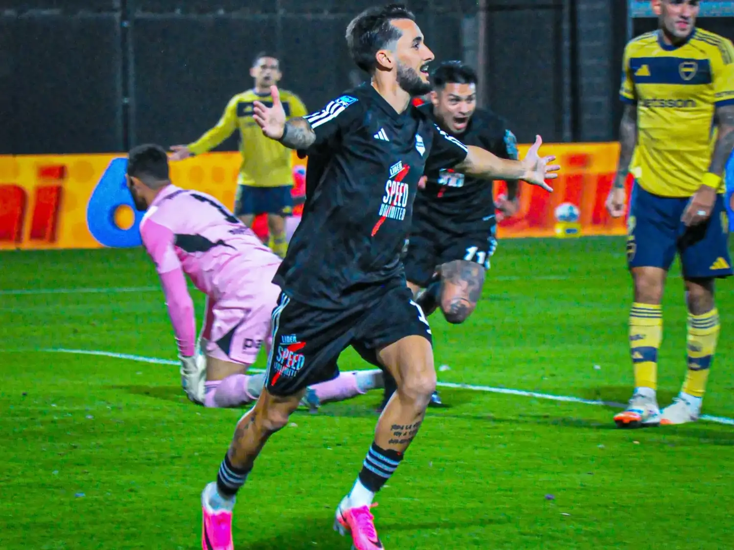 Sánchez celebra el primer tanto de Riestra.