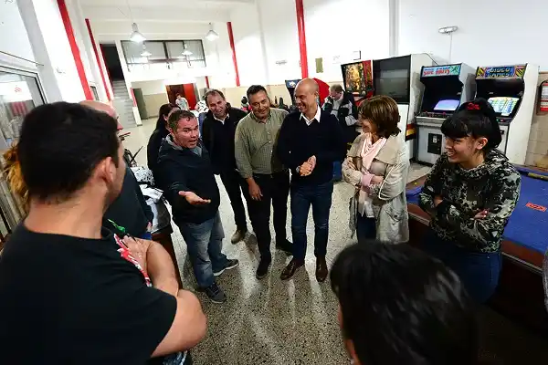 El Municipio de San Fernando entregó materiales e indumentaria deportiva al Club Expreso