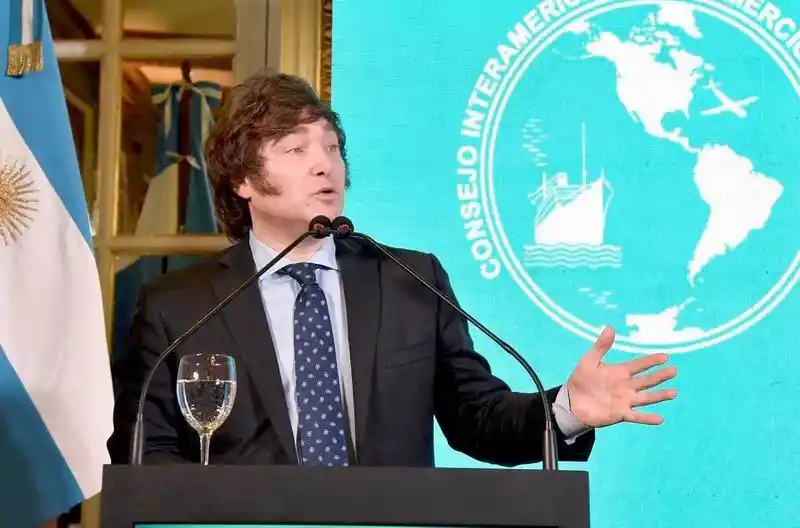 Tras rechazar la invitación de la UIA, Milei 
disertará ante empresarios y también irá Massa