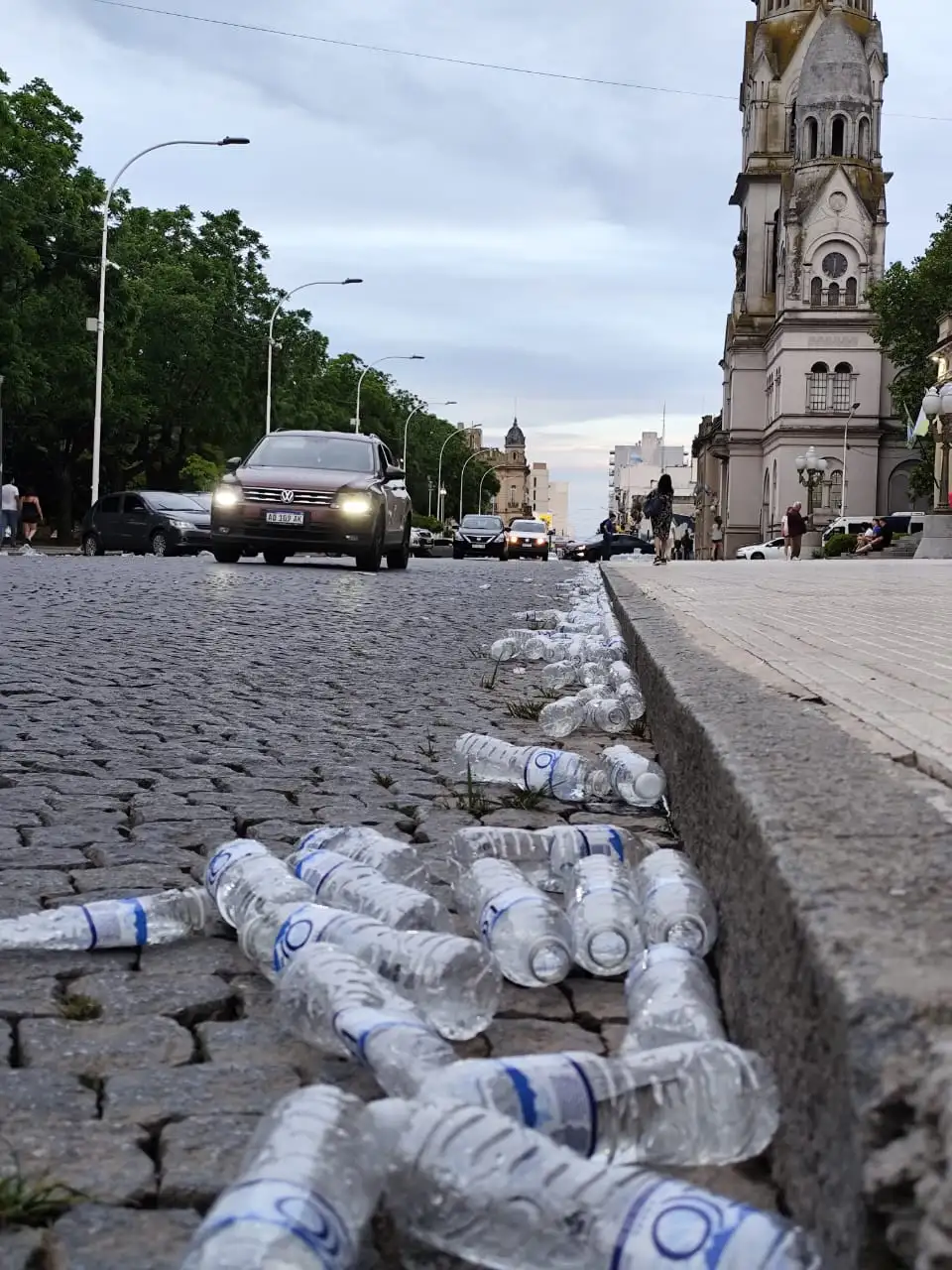 Así quedó la calle Belgrano el sábado, tras el paso de los corredores.