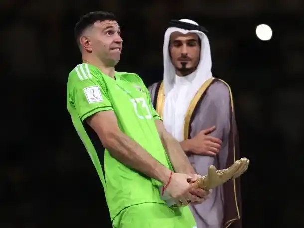 Dibu Martínez reveló el motivo de su polémico gesto con el guante de oro