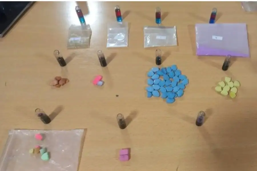 Llevaban 6 gramos de tusi (cocaína rosa), 6 gramos de marihuana, 2 gramos de ketamina y 47 pastillas de éxtasis. Asimismo, encontraron dos recipientes, que contenían una sustancia blancuzca con 15 gramos y 30 pastillas
