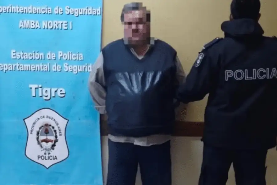 Quienes estaban a cargo del procedimiento lo vieron dentro de una camioneta Volkswagen Amarok, que no estaba a su nombre, y lo detuvieron a las pocas cuadras.