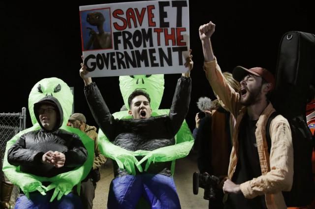 Fanáticos de los extraterrestres se congregan cerca de la base "Area 51