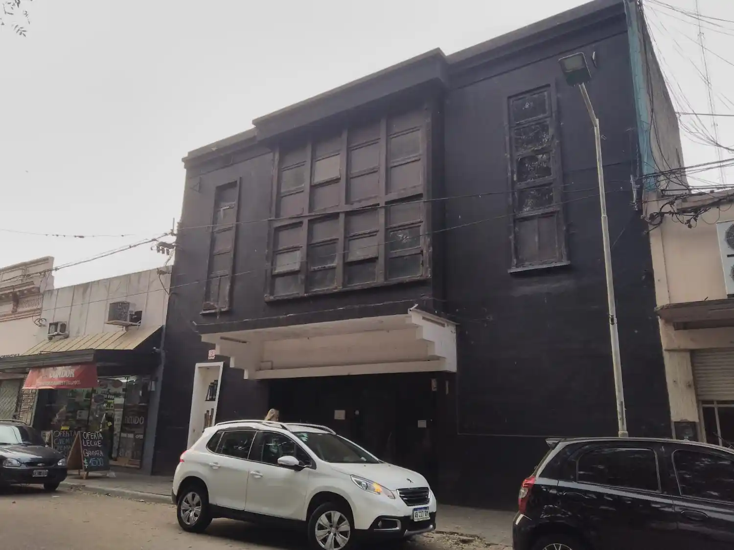 Sin carteles, el edificio será inspeccionado y devuelto a sus propietarios formalmente. Pagarán el alquiler hasta el mes de agosto.