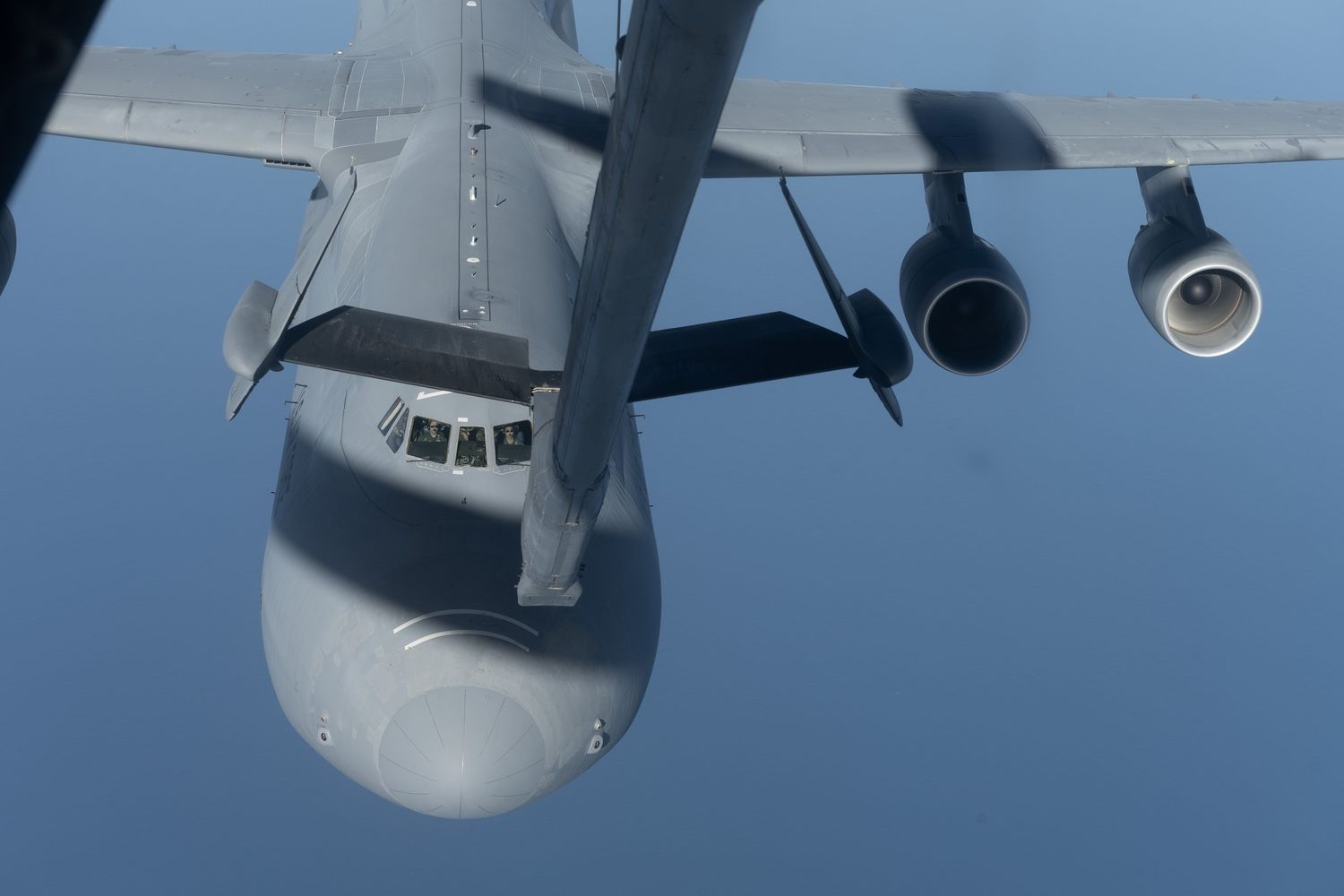 USAF realiza novedosa prueba de reabastecimiento aéreo de flujo inverso entre un C-5M y un KC-10