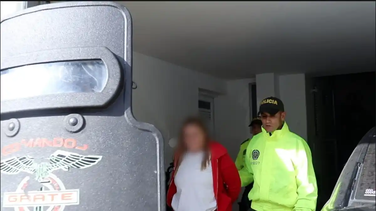 DETENIDA MUJER en COLOMBIA acusada de traficar con migrantes y falsificar visas