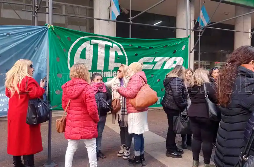 ATE convocó al paro de auxiliares y este martes no habrá clases