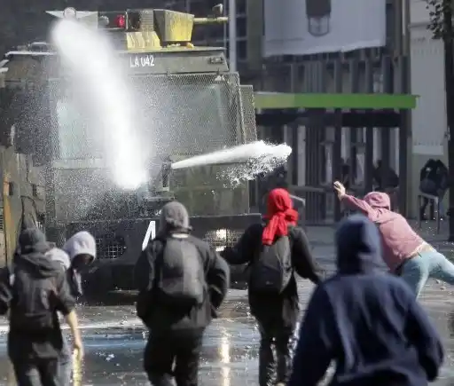 Dos jóvenes murieron al ser baleados tras una marcha estudiantil en Chile