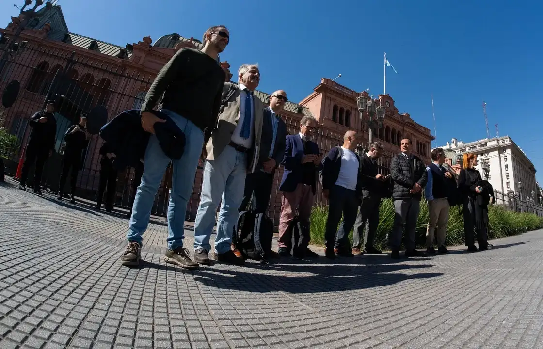 Periodistas acreditados siguen sin poder ingresar a casa de gobierno por decisión del presidente Milei