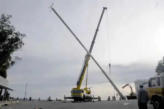 El mástil de 42 metros ya está en la cima del Parque Independencia