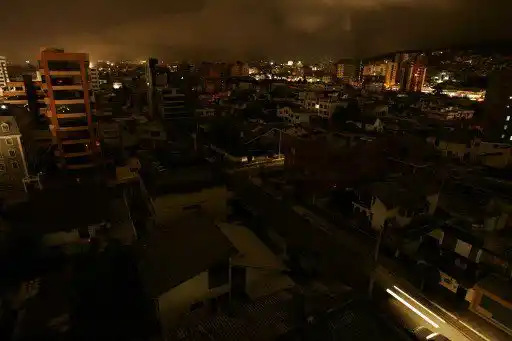¡NO PEGAN UNA! Ecuador suspende 2 días la jornada laboral por déficit hidroeléctrico