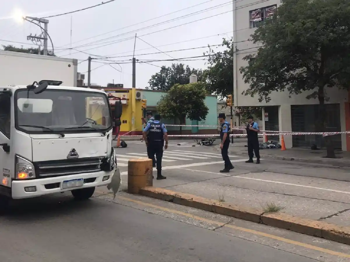 Murió el conductor de una moto que habría pasado en rojo y chocó con un camión