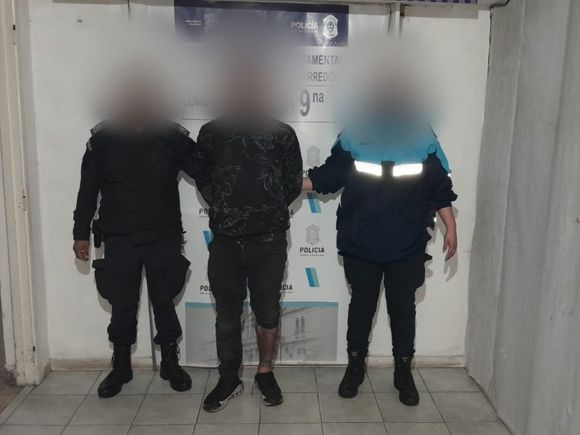 Detuvieron a un hombre tras intentar robar un celular y forzar una camioneta