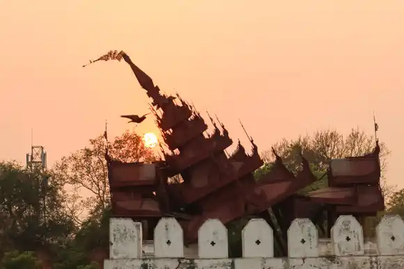 Se diluye la esperanza de hallar sobrevivientes: aumentan a 2.000 los muertos por el terremoto en BIRMANIA