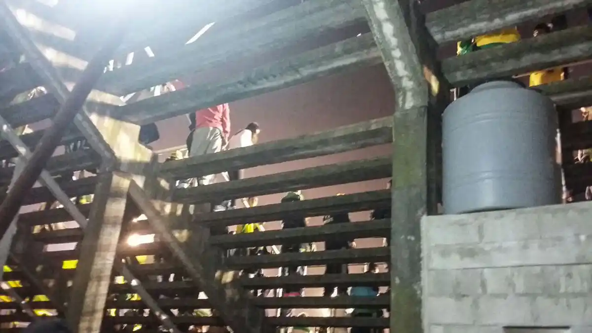 Tres heridos tras desplomarse un escalón de la tribuna en el partido de Defensa y Justicia contra River