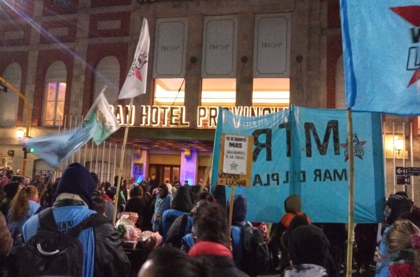 Con reclamos habitacionales, organizaciones sociales acampan frente al Hotel Provincial