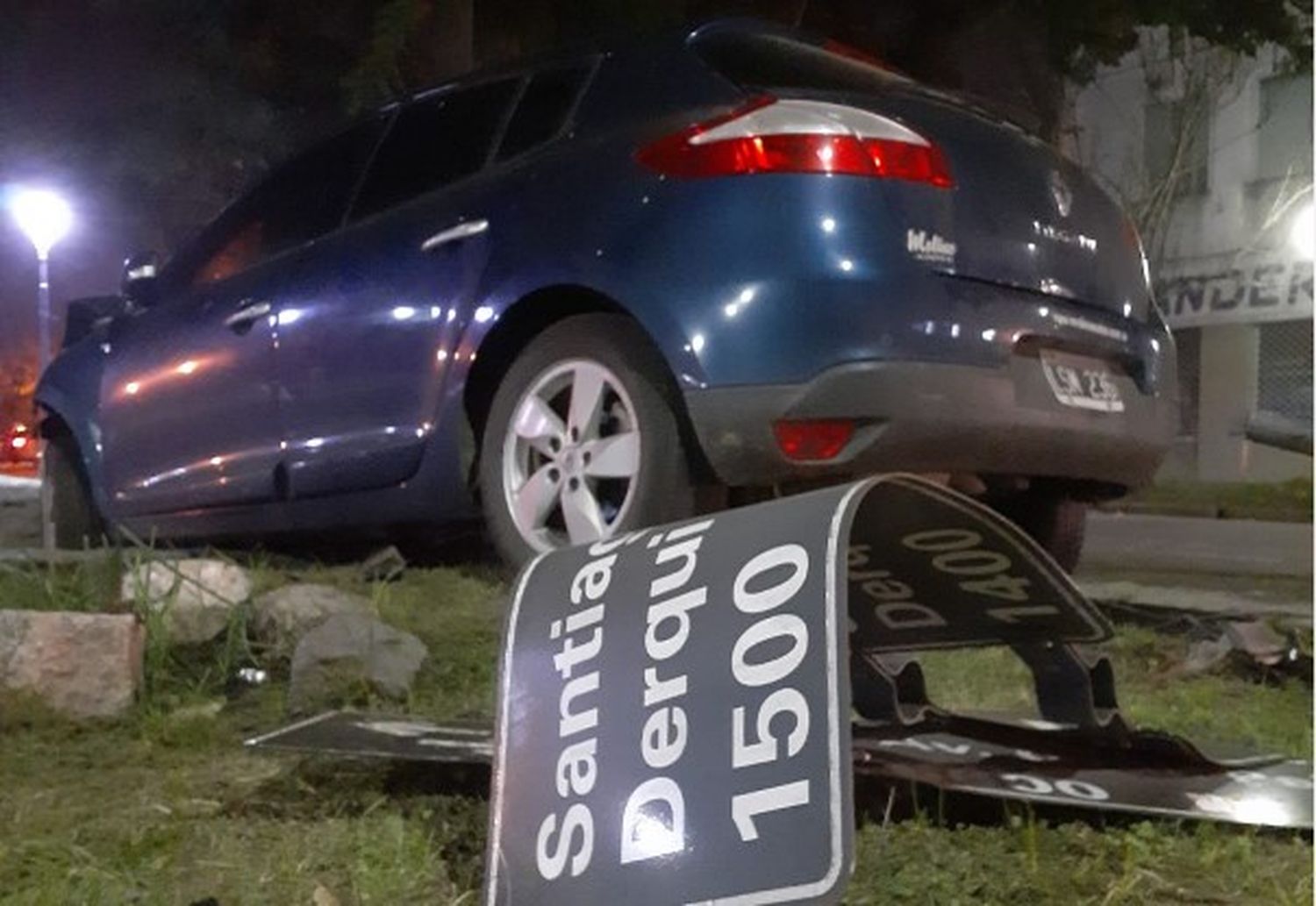 Santa Fe: chocaron dos autos y terminaron sobre una plaza