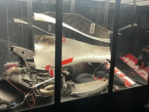 Monoplaza de Haas    chocado  f1  exhibición  en argentina