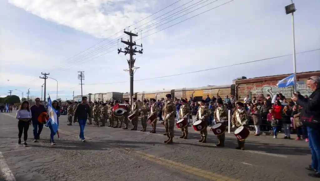 La ciudad celebró con el tradicional desfile un nuevo aniversario de la gesta de Mayo 