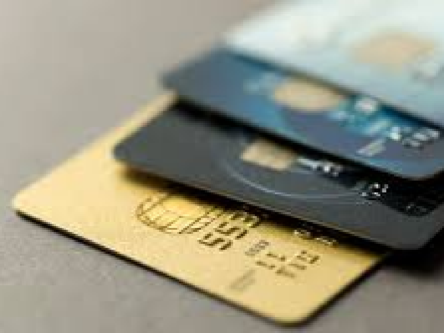 Las compras con tarjetas continuaron en agosto con una caída interanual del 10%