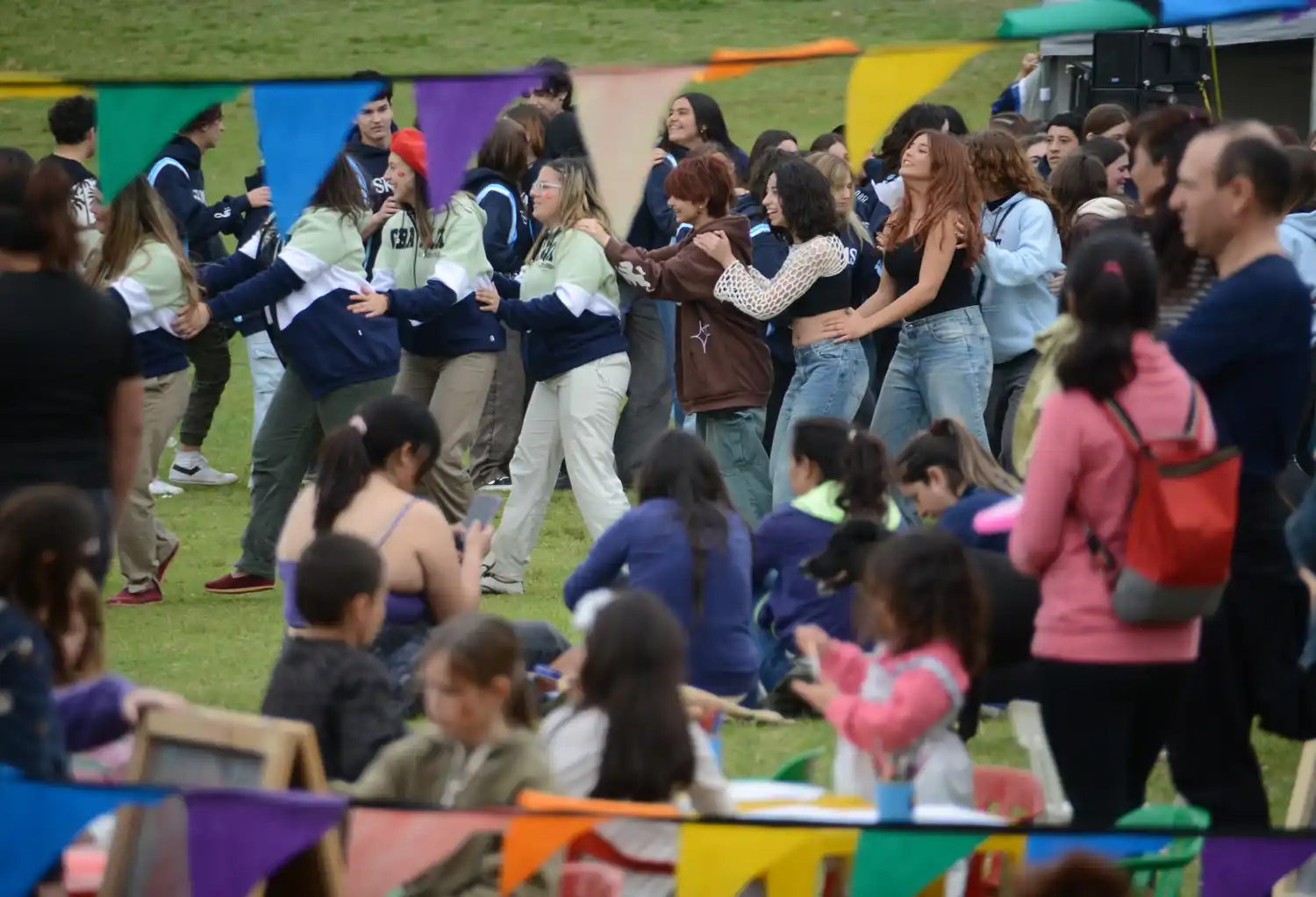 El picnic de la primavera se desarrolló con una importante participación juvenil.