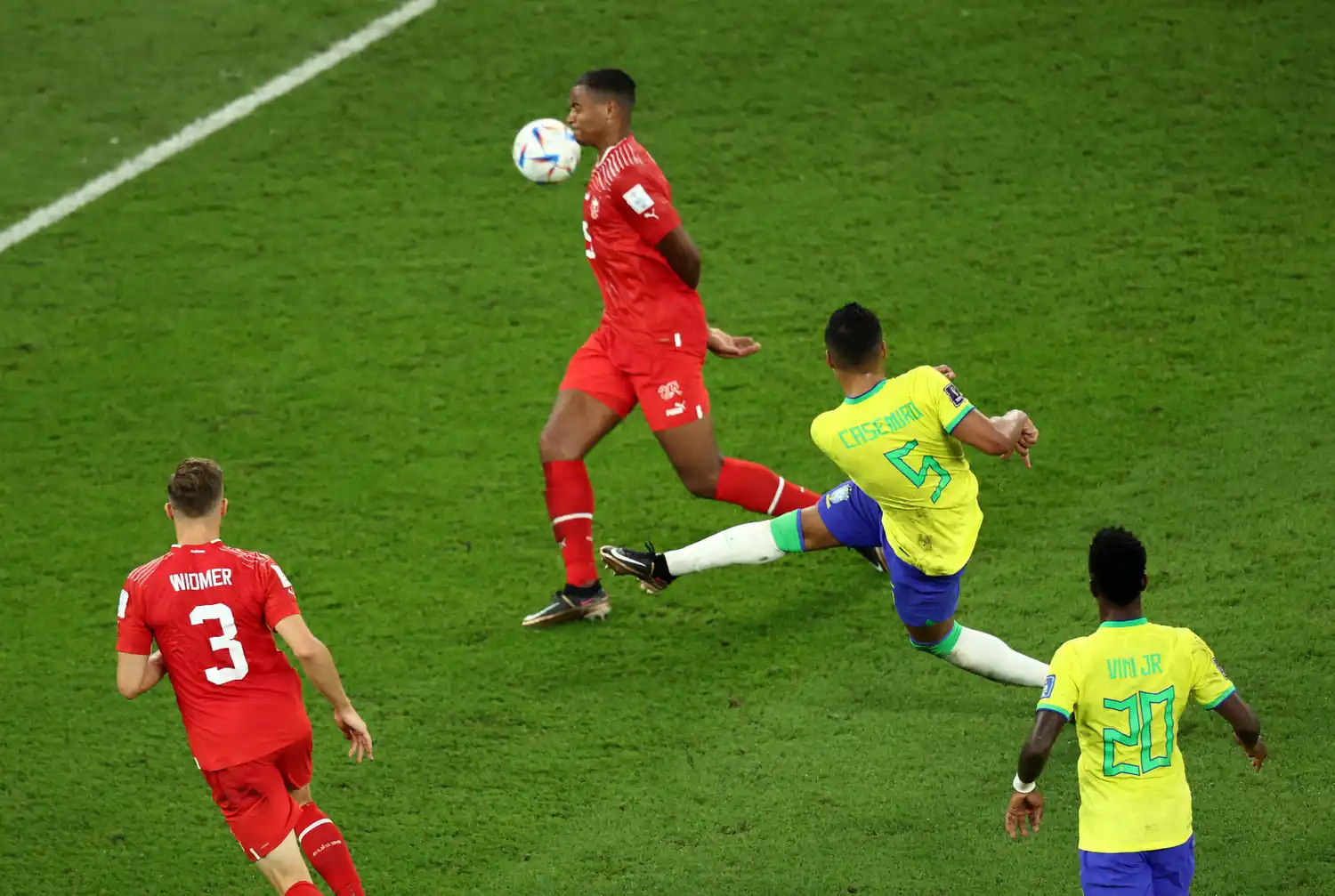 El desnivel brasileño llegó en este derechazo de Casemiro.