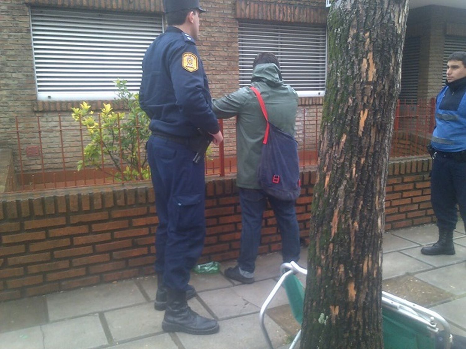 Detienen a un hombre que caminaba con un bolso robado de un auto